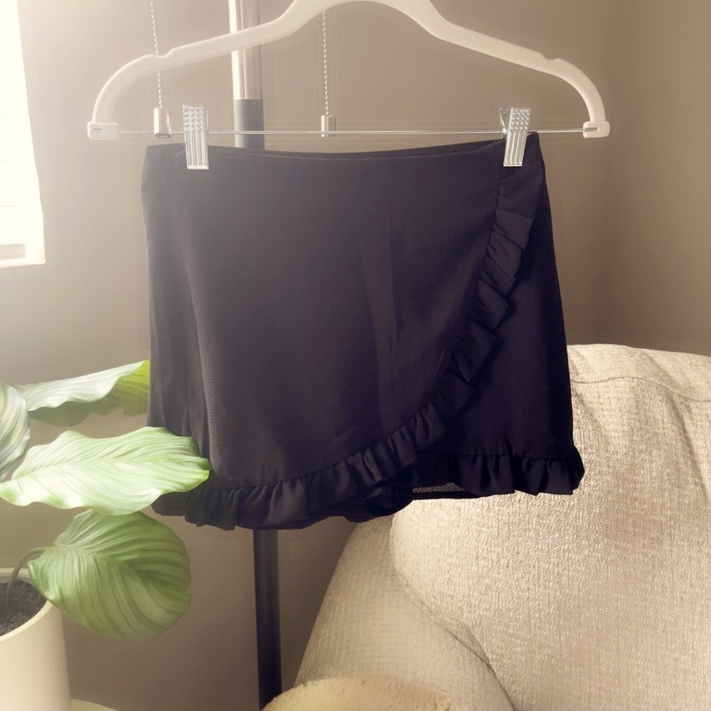 Black Ruffle Mini Skirt XS - Picture 4 of 10
